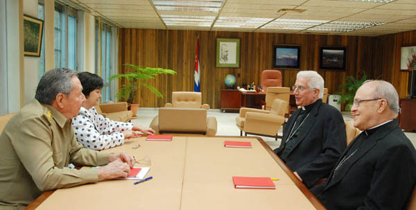 With Mons. Dionisio García, Archbishop of Santiago de Cuba and President Raúl Castro and Caridad Diego, official of the Communist Party, on the release of political prisoners. May 2010. (Photo: cubadebate.cu)