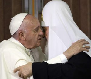 El Papa Francisco y Su Santidad Kiril se abrazan en La Habana.
